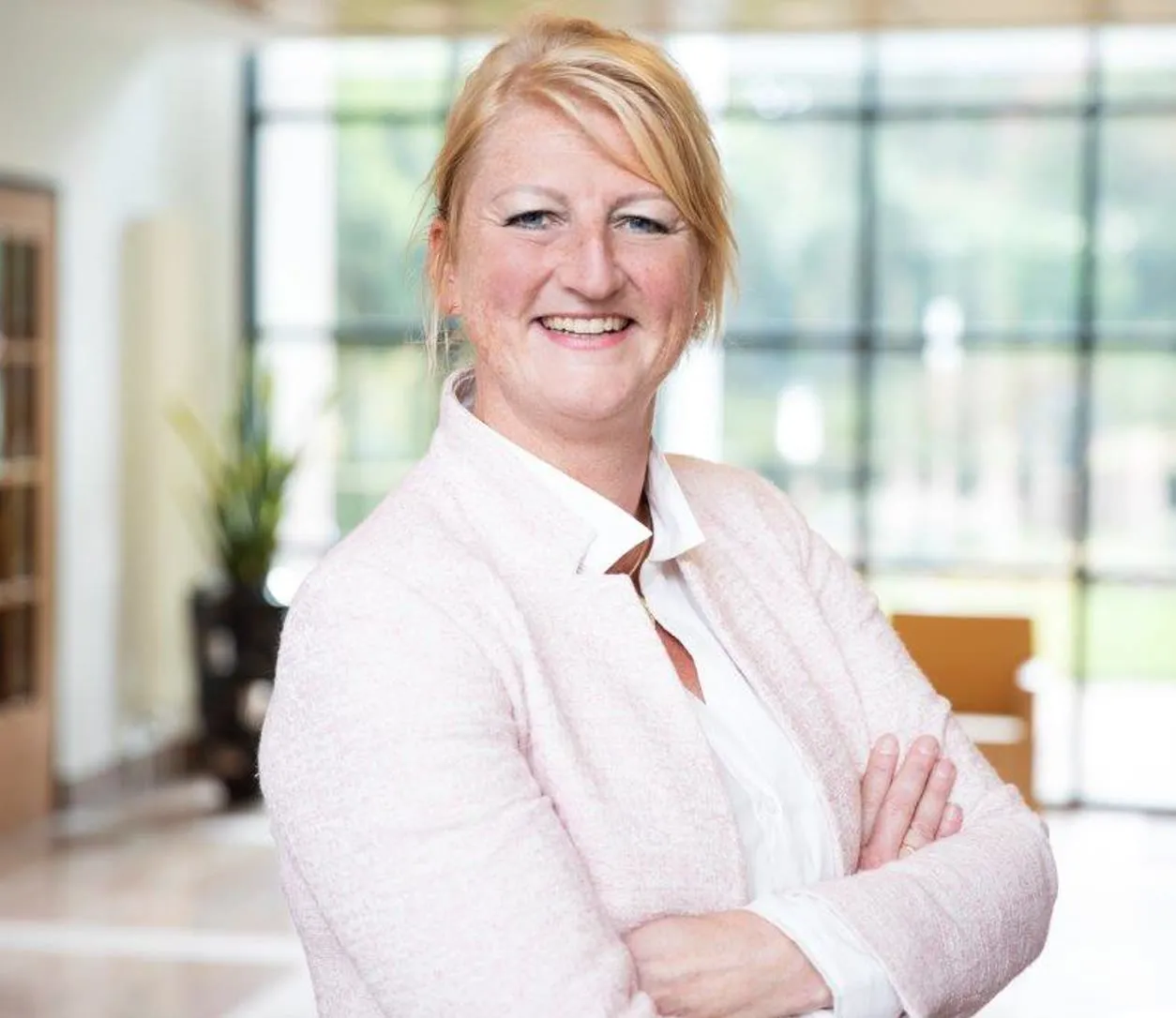 Marja Bouma in een lichte kantoorhal